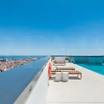22Nd Floor Modern Urban Sky Apartment With Parking & Gym By Rems