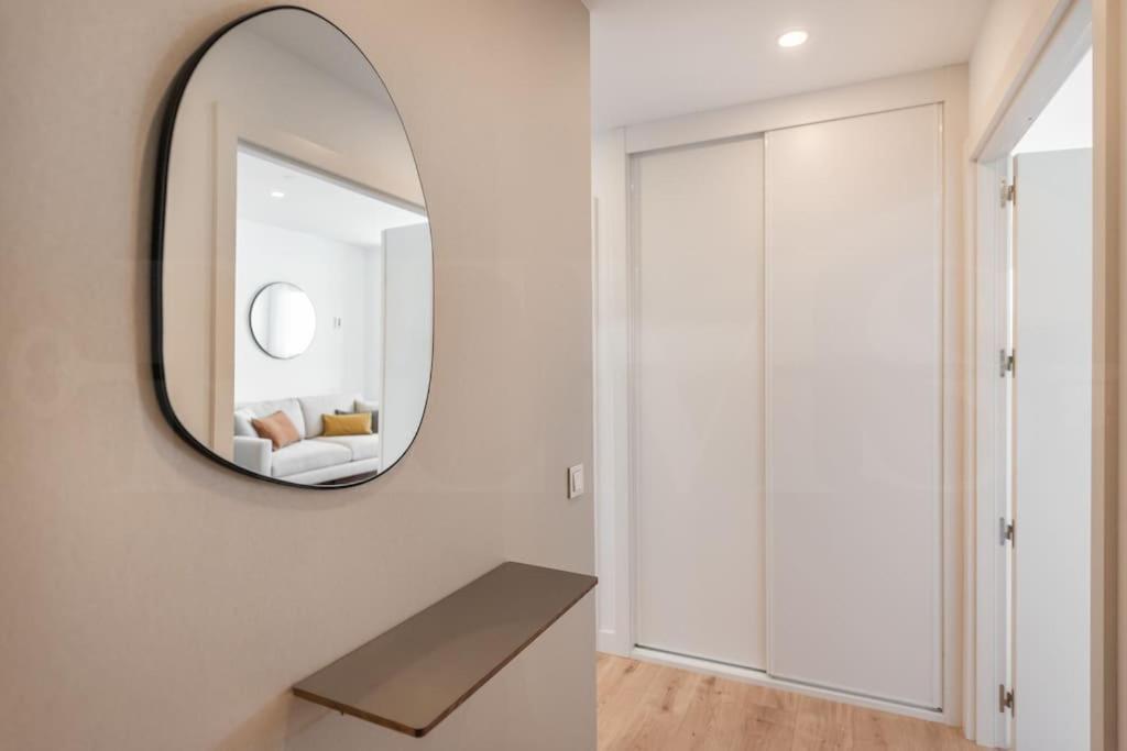 22nd Floor Modern Urban Sky With Parking & Gym By Rems Apartment
