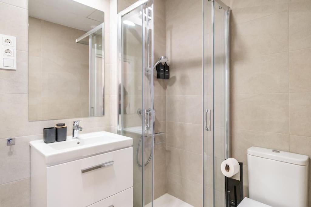 Apartment 22nd Floor Modern Urban Sky With Parking & Gym By Rems Málaga