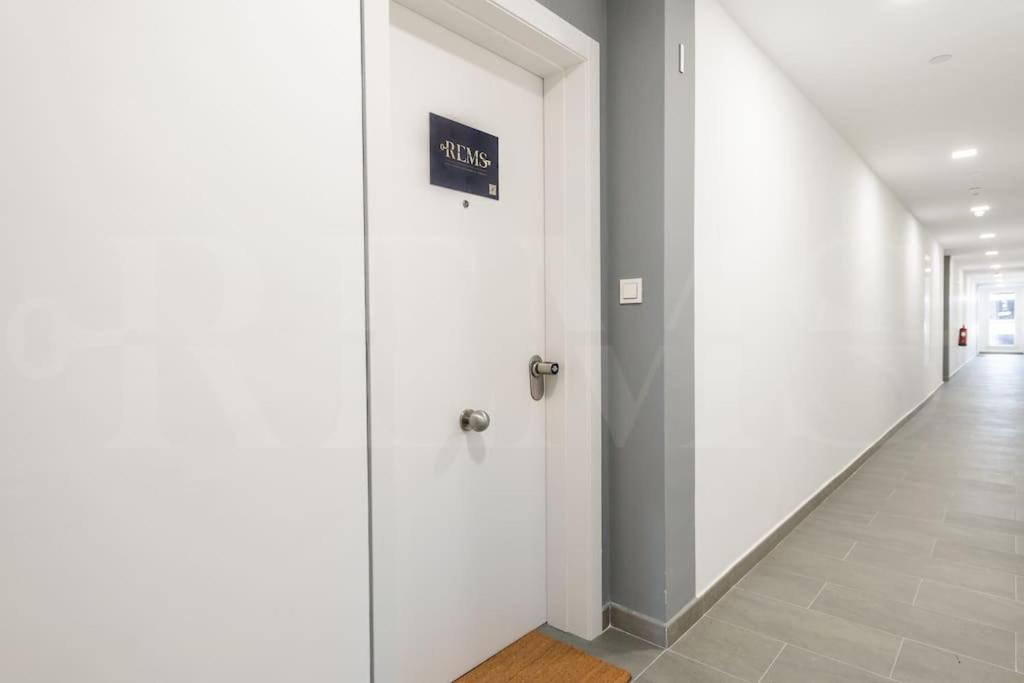 22nd Floor Modern Urban Sky With Parking & Gym By Rems Apartment
