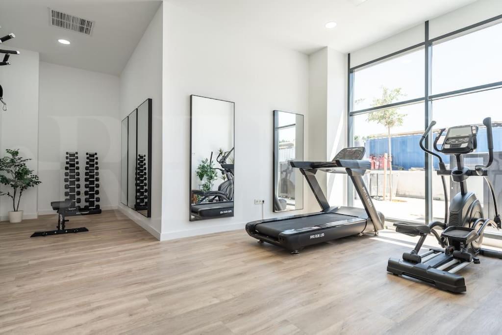 22nd Floor Modern Urban Sky With Parking & Gym By Rems