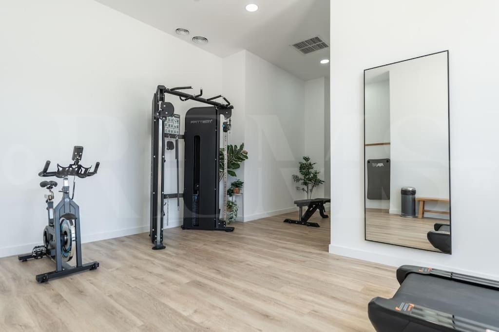 22nd Floor Modern Urban Sky With Parking & Gym By Rems